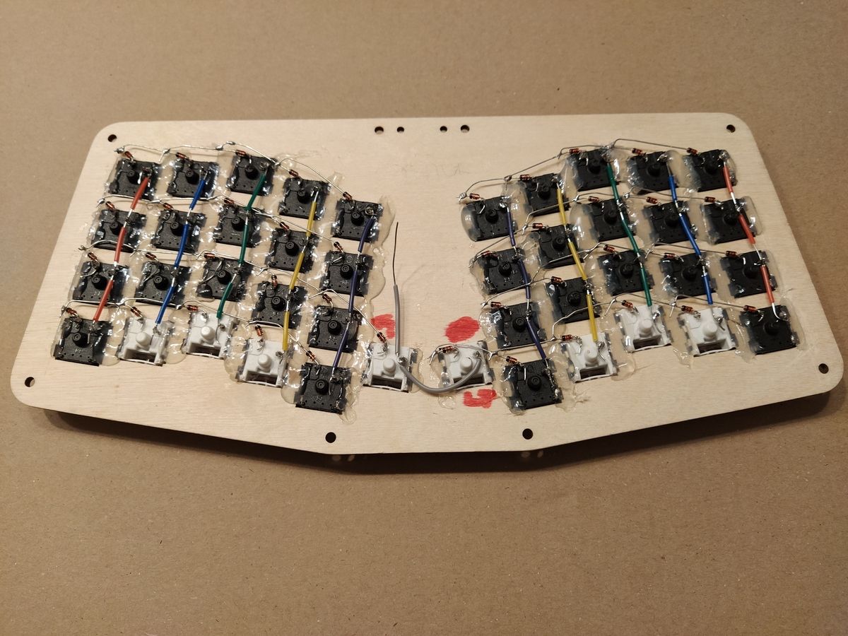 Colored wire harness connecting the right pins of four keyboard switches in each column, with mirrored color scheme